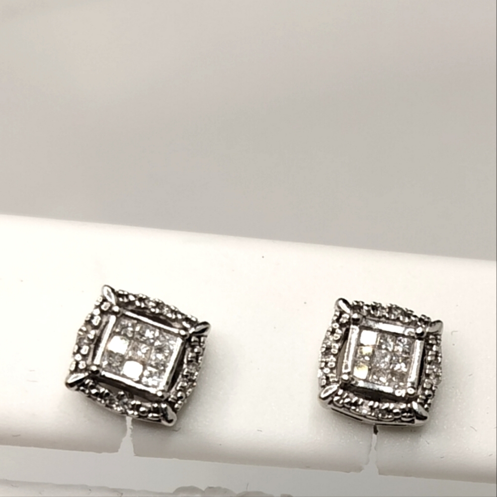 10k Genuine Diamond earrings!